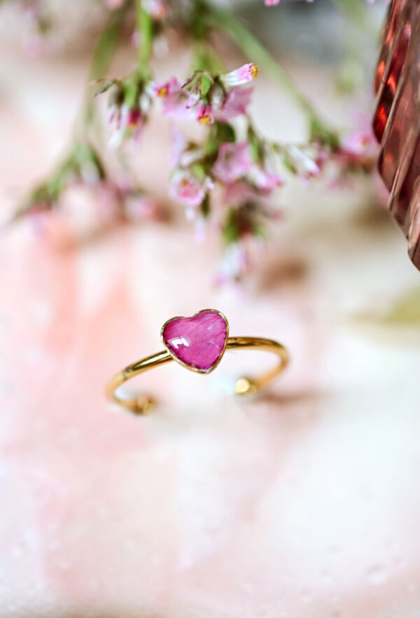 pierścionek serce z kwiatem pelargonii angielskiej, kwiaty biżuteria