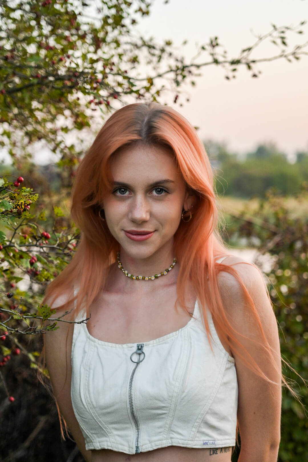 Naszyjnik z perłami słodkowodnymi i stokrotkami z koralików marki Kwiaty Biżuteria