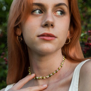 Naszyjnik z perłami słodkowodnymi i stokrotkami z koralików marki Kwiaty Biżuteria