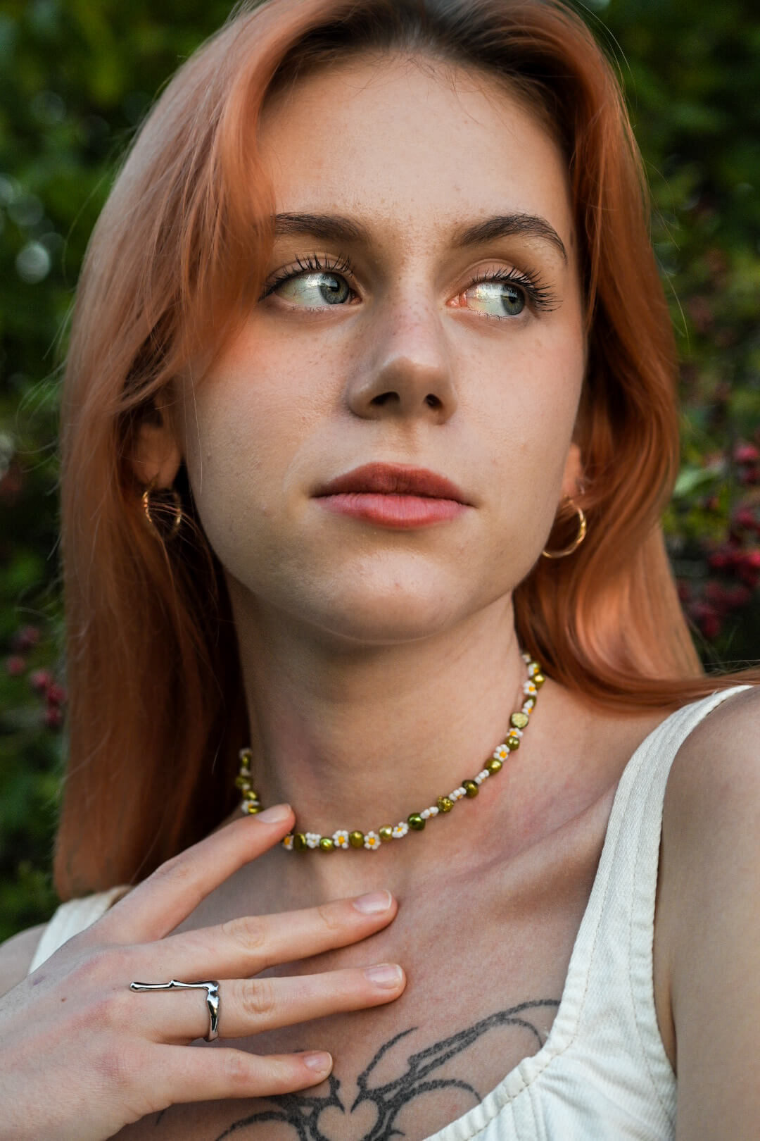 Naszyjnik z perłami słodkowodnymi i stokrotkami z koralików marki Kwiaty Biżuteria