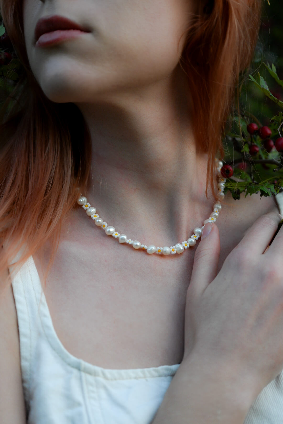 Naszyjnik z perłami słodkowodnymi i stokrotkami z koralików marki Kwiaty Biżuteria