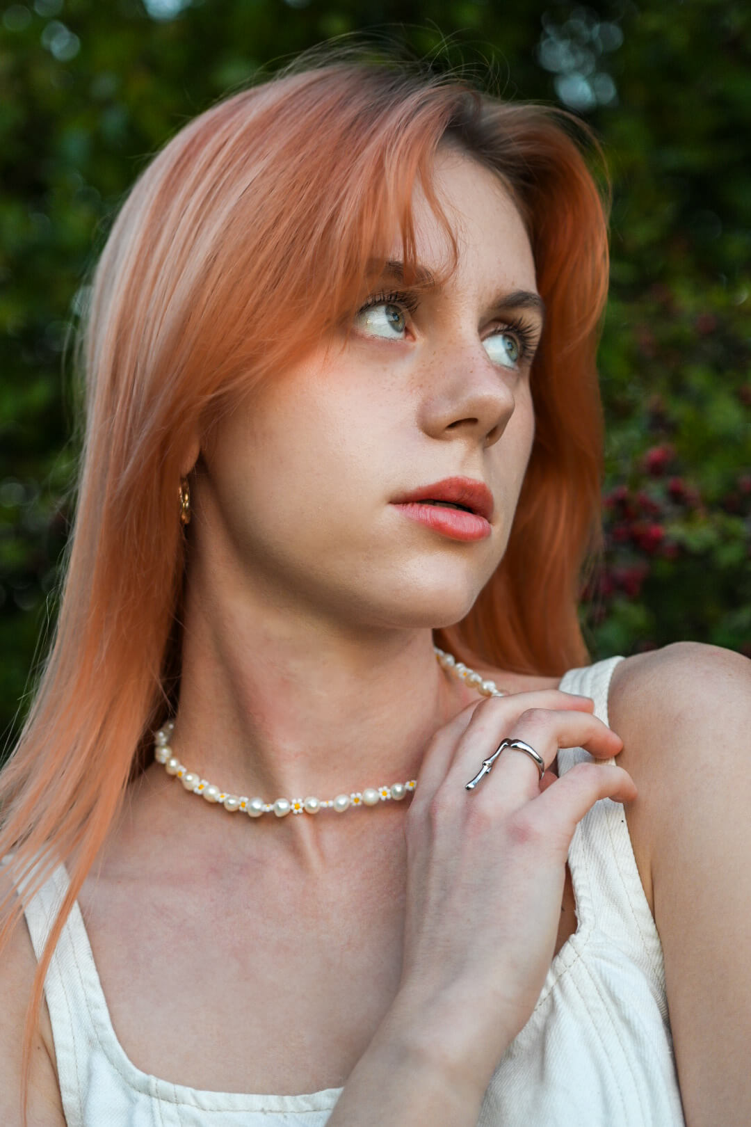 Naszyjnik z perłami słodkowodnymi i stokrotkami z koralików marki Kwiaty Biżuteria