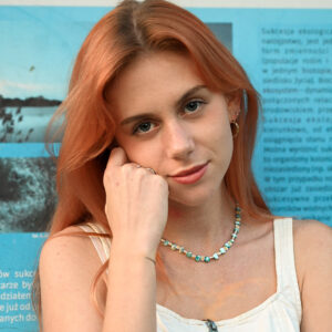 Naszyjnik z perłami słodkowodnymi i stokrotkami z koralików marki Kwiaty Biżuteria