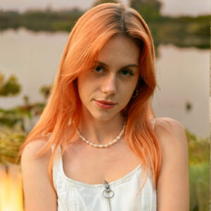 Naszyjnik z perłami słodkowodnymi i stokrotkami z koralików marki Kwiaty Biżuteria