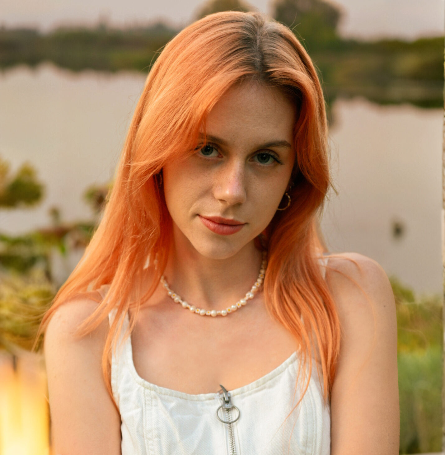 Naszyjnik z perłami słodkowodnymi i stokrotkami z koralików marki Kwiaty Biżuteria