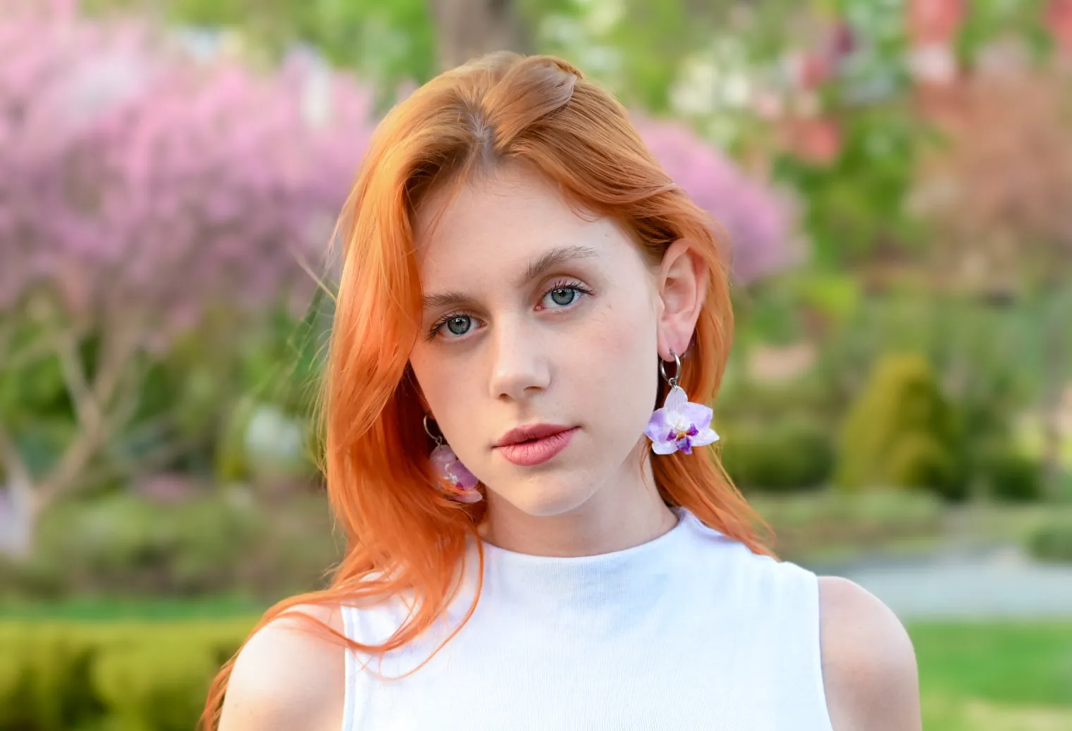 Kolczyki z prawdziwą orchideą zatopioną w żywicy, ręcznie robiona biżuteria ze stali chirurgicznej