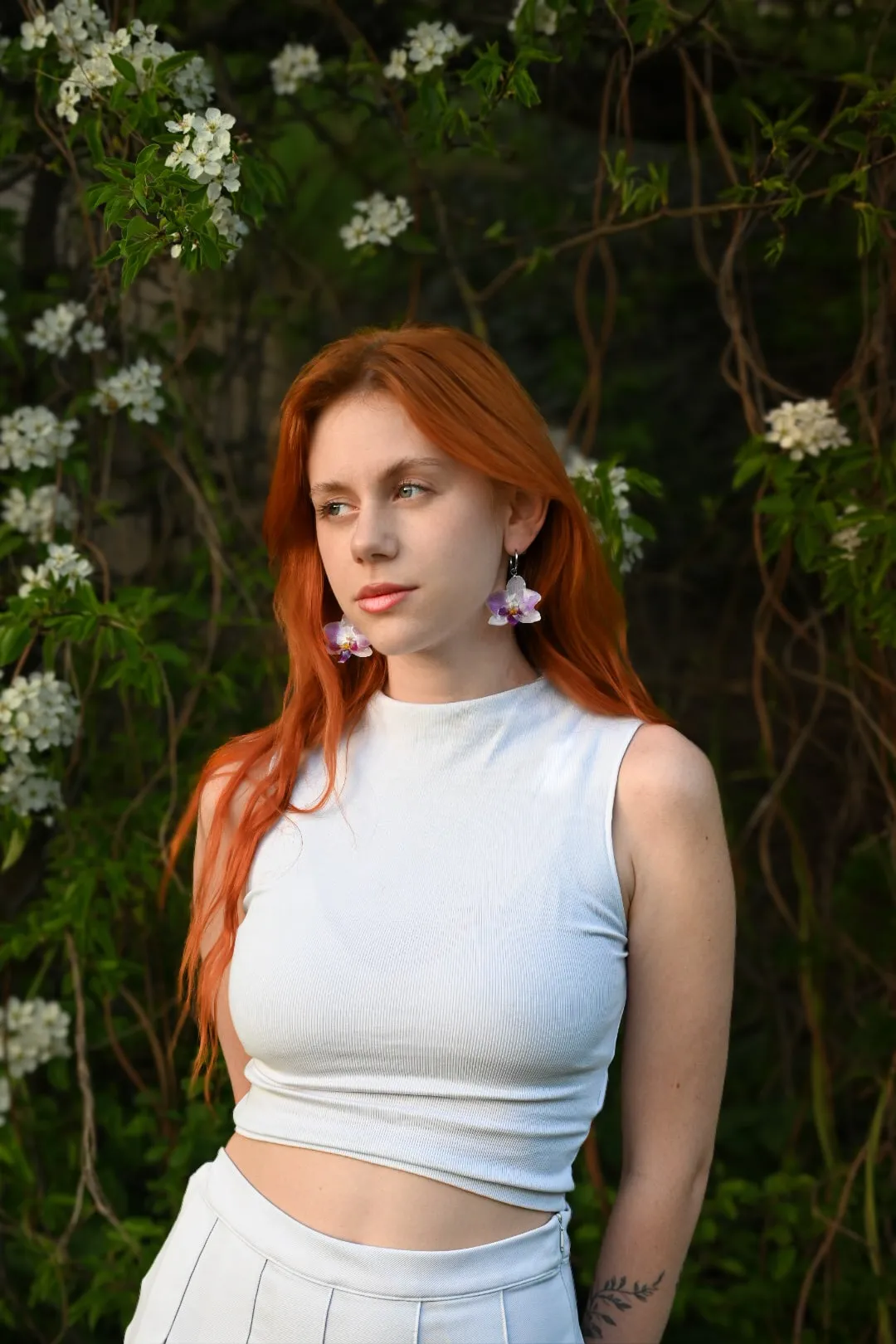 Kolczyki z prawdziwą orchideą zatopioną w żywicy, ręcznie robiona biżuteria ze stali chirurgicznej