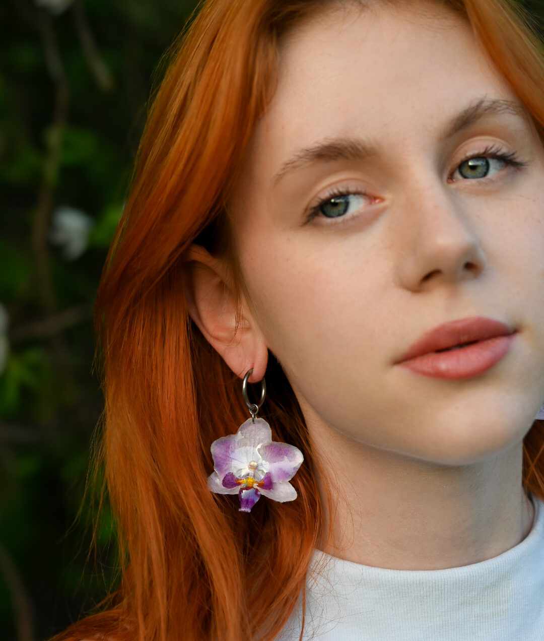Kolczyki z prawdziwą orchideą zatopioną w żywicy, ręcznie robiona biżuteria ze stali chirurgicznej
