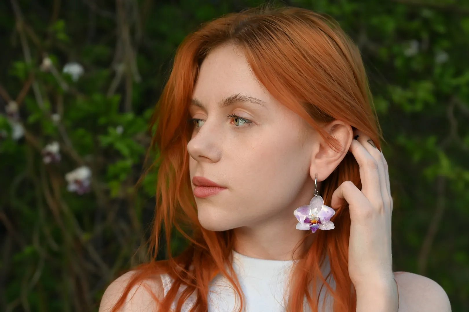 Kolczyki z prawdziwą orchideą zatopioną w żywicy, ręcznie robiona biżuteria ze stali chirurgicznej