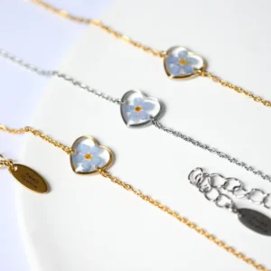 Bransoletka z niezapominajką w żywicy – wersja pozłacana