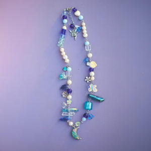 Naszyjnik handmade w błękitach z perłami, gwiazdkami i szklanymi sopelkami, centralny opalizujący księżyc z zatopioną niezapominajką.